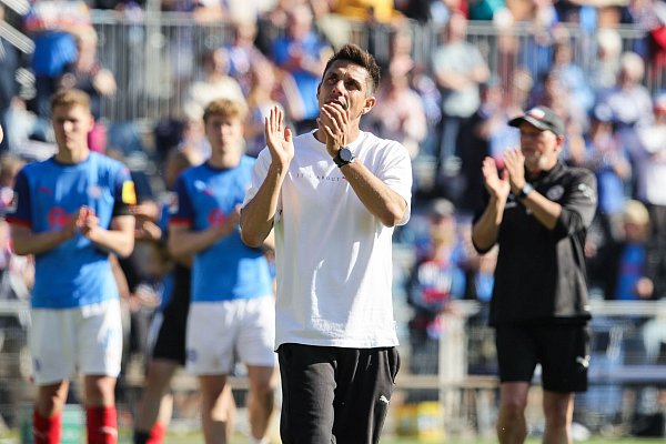 Kiels Trainer Marcel Rapp applaudiert nach dem Abstieg den Fans - © Claus Bergmann/dpa