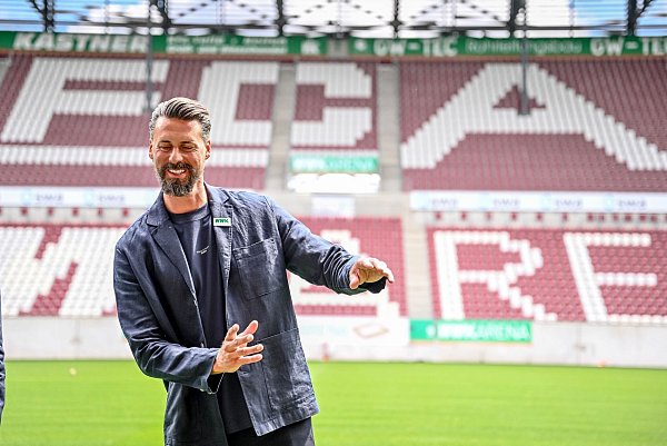 In der Augsburger Arena will Sandro Wagner für Begeisterung sorgen. - © Harry Langer/dpa
