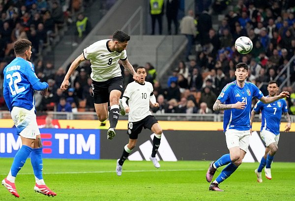 Der Wendepunkt: Tim Kleindienst köpft das 1:1. - © Antonio Calanni/AP/dpa