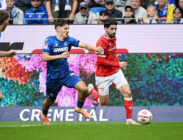 Der 1. FC Kaiserslautern um Semih Sahin (r) hat das Derby gegen den Karlsruher SC um Rafael Pinto Pedrosa (l) für sich entschieden. - © Uli Deck/dpa