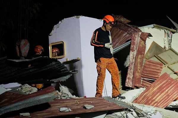 Retter suchten weiter nach möglichen Verschütteten. - © Aaron Favila/AP/dpa