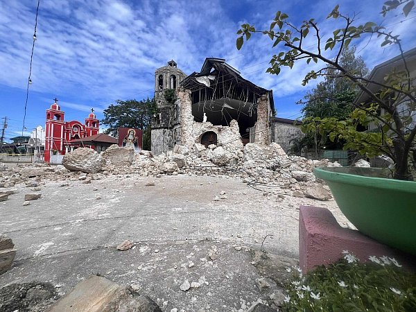 Auch Kirchen sind bei den Erdstößen eingestürzt. - © Uncredited/AP/dpa