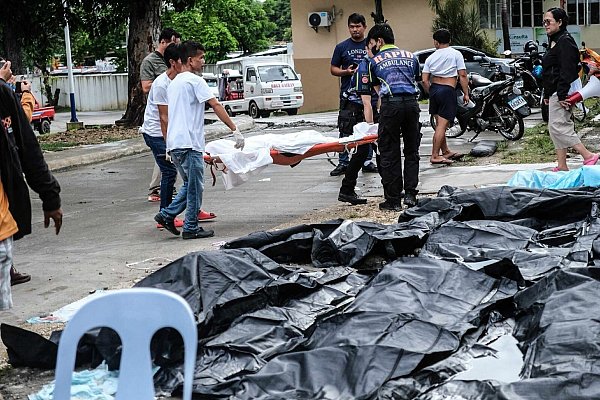 Vor Krankenhäusern in der Provinz Cebu waren Leichensäcke aufgereiht. - © Uncredited/AP/dpa