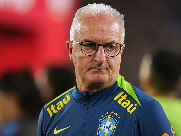 Kein schöner Abend auch für Brasiliens Coach. - © Natacha Pisarenko/AP/dpa