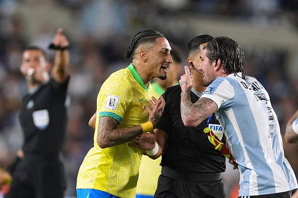 Mit seinen Worten vor dem Spiel hatte Brasiliens Raphinha die Atmosphäre zusätzlich aufgeheizt. - © Natacha Pisarenko/AP/dpa