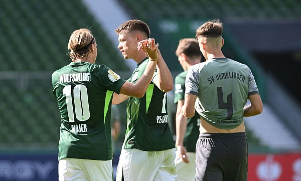 Lovro Majer (l.) und Dženan Pej?inovi? trafen für den VfL Wolfsburg. - © Carmen Jaspersen/dpa