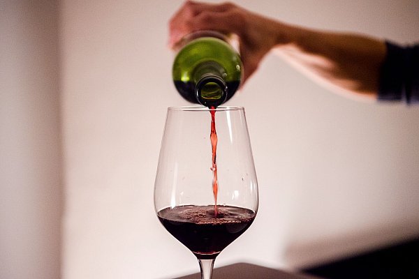 2025 wird nach Einschätzung des Deutschen Weininstituts ein guter Burgunder- und Rotweinjahrgang. (Symbolbild) - © Finn Winkler/dpa