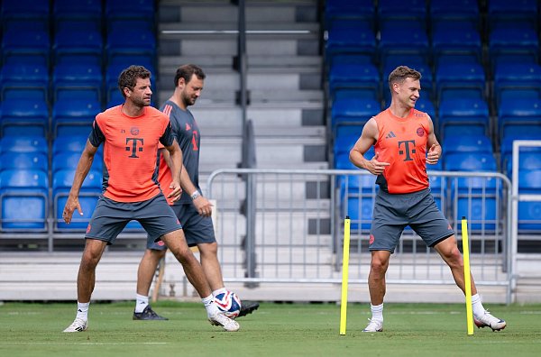 Thomas Müller präpariert sich für sein letztes (?) Bayern-Spiel. Rechts Joshua Kimmich. - © Sven Hoppe/dpa