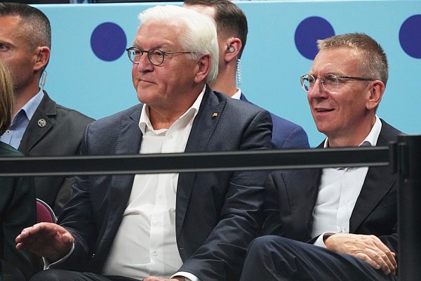 Bundespräsident Frank-Walter Steinmeier verfolgte das Finale in der Arena von Riga. - © Sergei Grits/AP/dpa