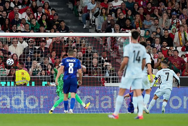 Portugals Cristiano Ronaldo trifft in der Nations League gegen Kroatien und schießt damit das 900. Tor seiner Profikarriere. - © Armando Franca/AP