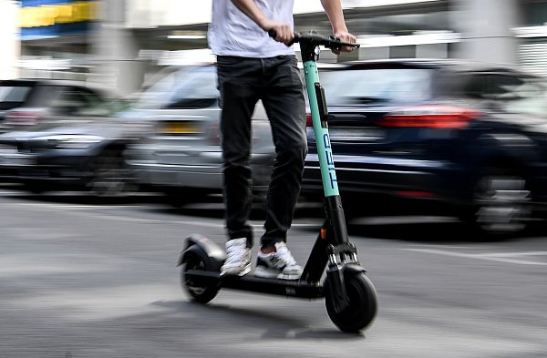 Wackelige Angelegenheit: E-Scooter sind relativ instabil. Wer zu schnell fährt, dem könnte selbst ein abgesenkter Bordstein Probleme bereiten. - © Britta Pedersen/dpa-Zentralbild/dpa