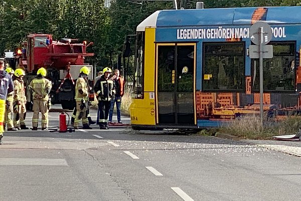 Rettungskräfte sind im Einsatz bei einem Verkehrsunfall mit einer Straßenbahn und einem Reisebus. - © Torsten Holtz/dpa