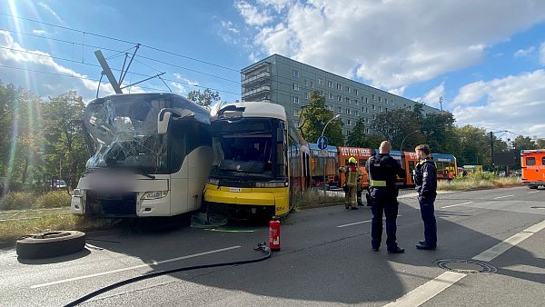Ein Reisebus und eine Tram stoßen nahe dem Alexanderplatz zusammen, der Busfahrer wird schwer verletzt. - © Torsten Holtz/dpa