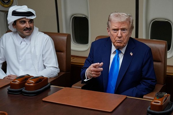 Trump stellte beim Tankstopp in Katar einen baldigen Einsatz der geplanten internationalen Friedenstruppe (ISF) für den Gazastreifen in Aussicht. - © Mark Schiefelbein/AP/dpa