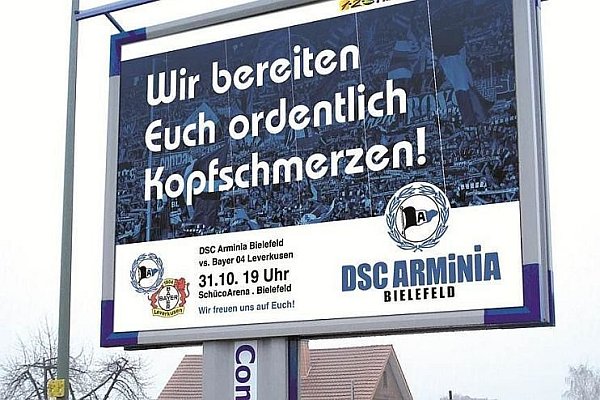Ein Plakat mit Arminia-Werbung in Leverkusen. - © FOTO: ARMINIA BIELEFELD