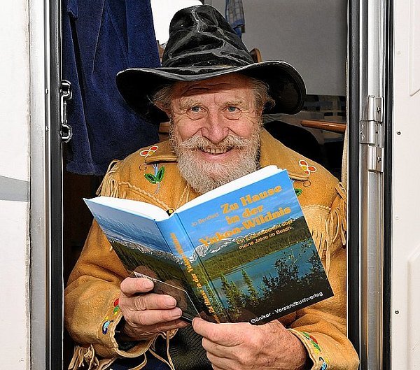 Hans-Joachim Blankenburg ist vor 26 Jahren nach Nordamerika ausgewandert. Unter dem Pseudonym Jo Bentfeld hat er mehrere Bücher veröffentlicht. Jedes jahr kommt er für einige Tage zurück nach Deutschland, um aus seinen Werken vorzulesen. - © FOTO: REINHARD ROHLF