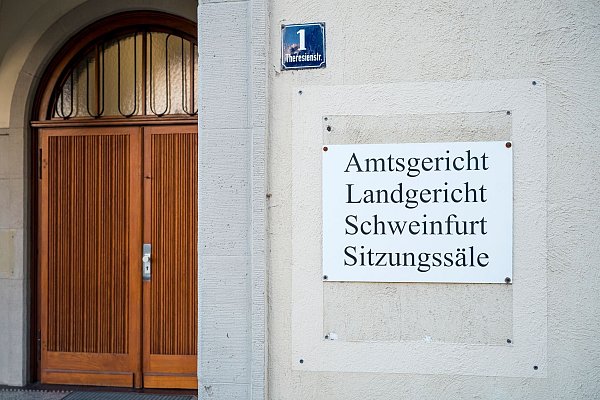 Nach dem Tod ihres unterernährten Kindes stehen die Eltern vor Gericht. (Archivbild) - © Daniel Vogl/dpa