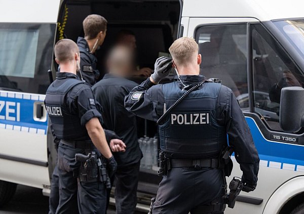 Die Gewerkschaft der Polizei (GdP) fordert angesichts der gestiegenen Zahl registrierter Gewalttaten bessere Technik und mehr Personal. (Archivbild) - © Boris Roessler/dpa