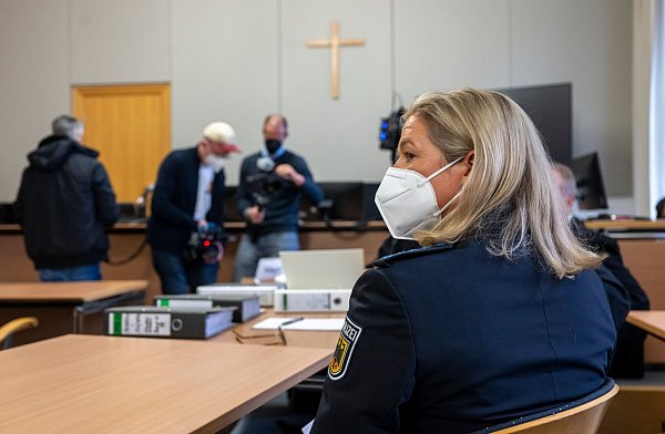 Während der Verhandlung muss eine FFP2-Maske getragen werden. - © Peter Kneffel/dpa