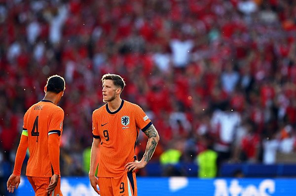 Virgil Van Dijk und Wout Weghorst schauen etwas ratlos: Die Stimmung bei den Niederländern ist vor dem EM-Achtelfinale gegen Rumänien nicht gut. - © Sebastian Christoph Gollnow/dpa