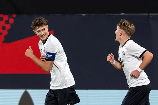 Tom Bischof (l) machte den Anfang beim Sieg gegen Malta - und hatte Spaß mit Lennart Karl. - © Daniel Karmann/dpa