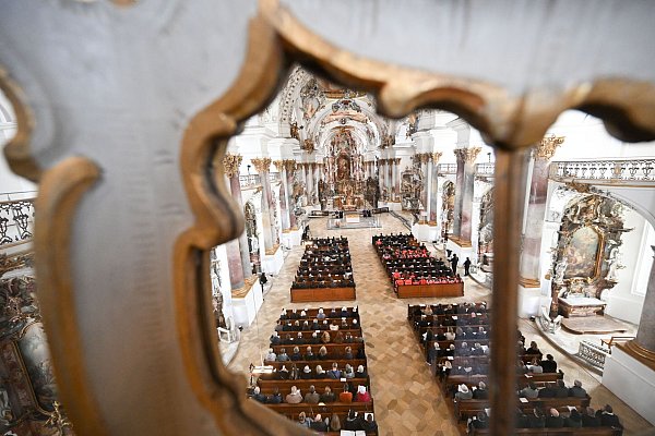 Fünf Tage nach dem Zugunglück in Riedlingen mit drei Toten versammelten sich Angehörige, Rettungskräfte und Vertreter aus der Politik zu einem Trauergottesdienst. - © Bernd Weißbrod/dpa