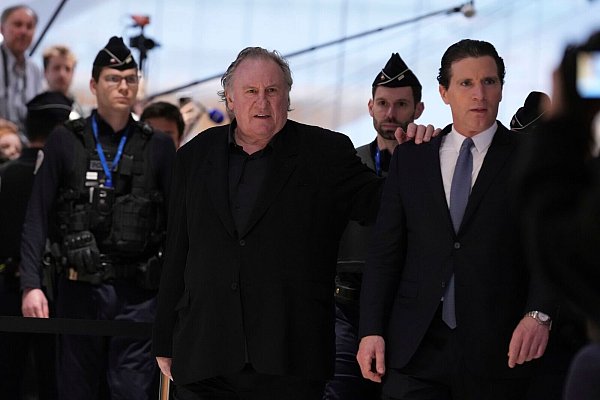 Beim Gang in den Gerichtssaal stützte Depardieu sich leicht auf seinen Anwalt. - © Aurelien Morissard/AP/dpa