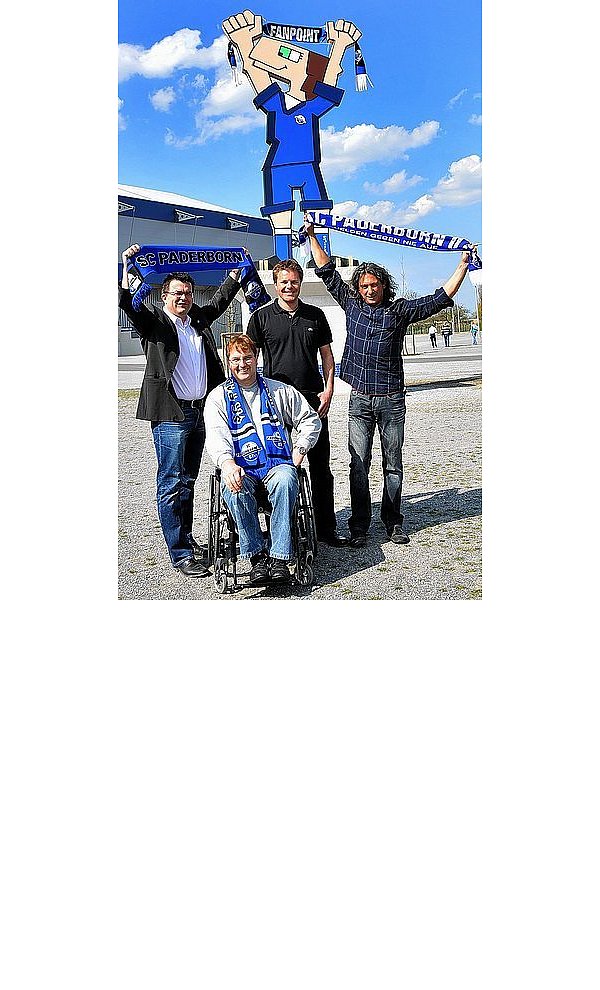 Am neuen Stadion-Treffpunkt jubeln (v. l.) SCP-Geschäftsführer Martin Hornberger (v. l.), Tobias Stanecker, Herman Reichold und (vorn) Fanbetreuer Christian Just. - © FOTO: REINHARD ROHLF
