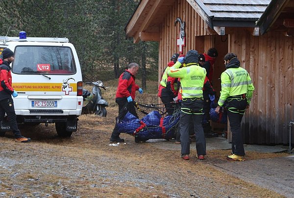 Zwei der Todesopfer werden zu einer Hütte getragen. - © Karl-Josef Hildenbrand/dpa