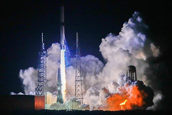 «New Glenn» kann 45 metrische Tonnen Nutzlast mitnehmen, etwa Satelliten. - © John Raoux/AP/dpa