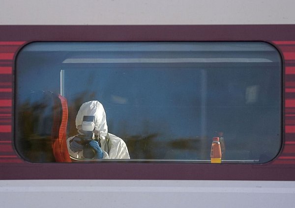 Forensiker untersuchen den Zug, in dem es zu dem verheerenden Angriff kam. - © Joe Giddens/PA Wire/dpa