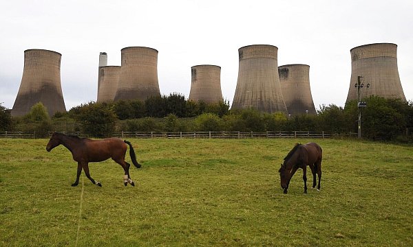 Die Energieagentur geht davon aus, dass die Nachfrage nach allen drei fossilen Brennstoffen bis zum Ende des Jahrzehnts ihren Höhepunkt erreichen wird. (Archivbild) - © Rui Vieira/AP/dpa