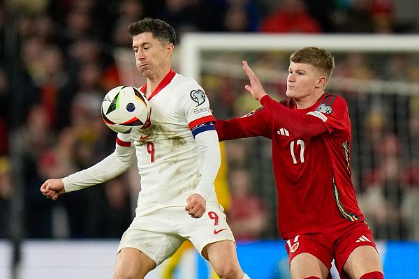 Polen um Superstar Robert Lewandowski (l) setzte sich im Elfmeterschießen gegen Wales durch. - © Alastair Grant/AP/dpa