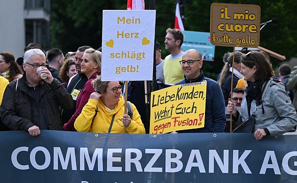 Gesamtbetriebsrat und Verdi hatten zu Protesten gegen eine mögliche Übernahme des Frankfurter Dax-Konzerns durch die italienische Unicredit aufgerufen - © Arne Dedert/dpa