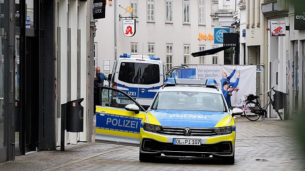 Für die Ermittlungen zu den tödlichen Polizeischüssen auf den 21-jährigen Lorenz wird der Tatort in Oldenburg dreidimensional vermessen. - © Jörn Hüneke/dpa