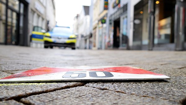 Für die Ermittlungen zu den tödlichen Polizeischüssen auf den 21-jährigen Lorenz wird der Tatort in Oldenburg dreidimensional vermessen. - © Jörn Hüneke/dpa