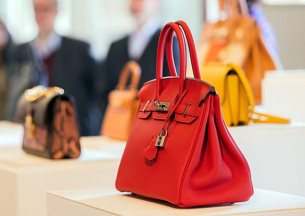 Die erste Original Handtasche Birkin-Box ist schwarz und etwas angenutzt. Heute gehört das Modell zu den berühmtesten Luxustaschen. - © Rolf Vennenbernd/dpa