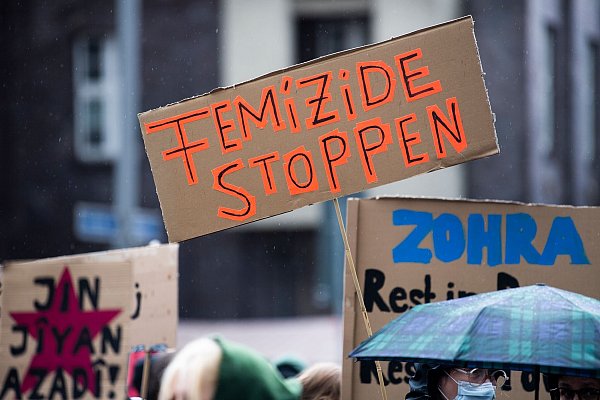 360 Frauen und Mädchen starben im vergangenen Jahr bei Femiziden. (Archivbild) - © Christophe Gateau/dpa