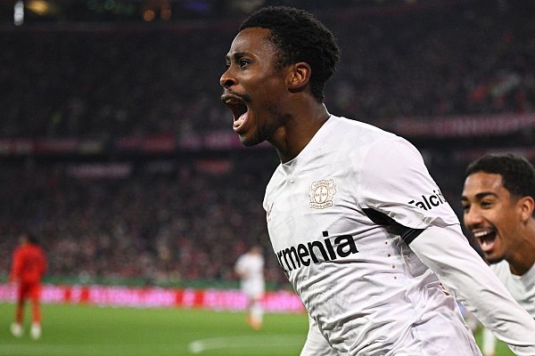 Der Joker sticht: Leverkusens Nathan Tella jubelt nach seinem Kopfballtor. - © Tom Weller/dpa