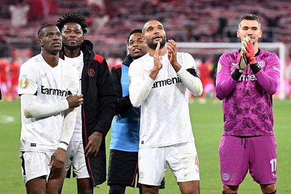 Jonathan Tah (2.v.r) sieht Selbstvertrauen als wichtige Komponente bei den sich häufenden Erfolgen gegen den FC Bayern. - © Sven Hoppe/dpa