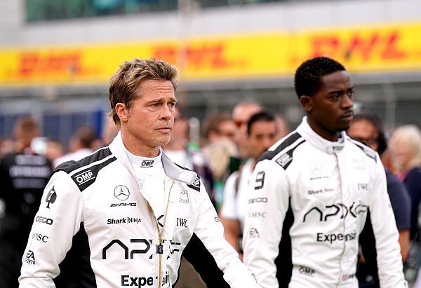Brad Pitt (l) und Damson Idris, beim Dreh von «F1». - © Tim Goode/PA Wire/dpa