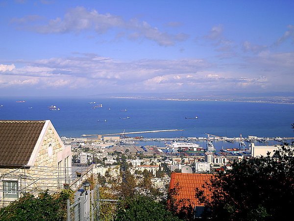 Das Foto zeigt Haifa, das Paradebeispiel für ein problemloses Zusammenleben von Juden und Arabern. Der Grund: Weder Moses, noch Jesus oder Mohammed

sollen jemals hier gewesen sein. - © FOTO: PRIVAT