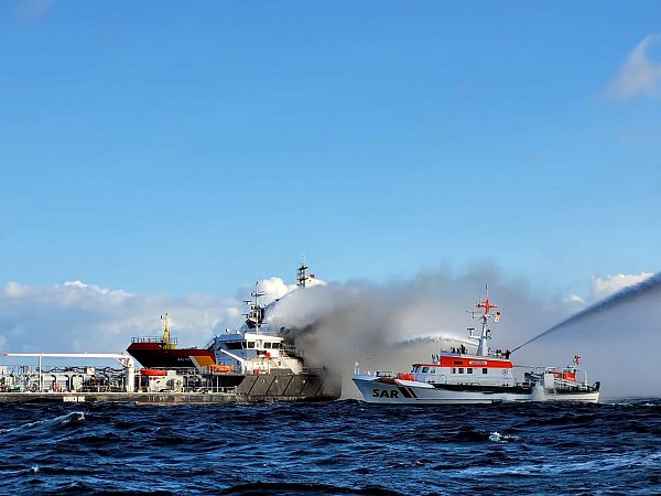 Ein Großaufgebot von Einsatzkräften war am brennenden Tanker «Annika» im Einsatz. - © -/Die Seenotretter - DGzRS/dpa