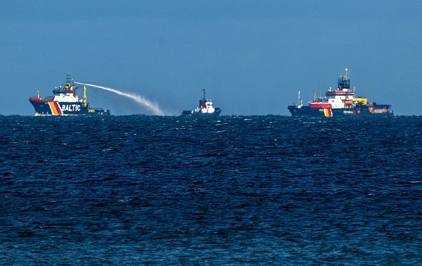 Die Einsatzkräfte begannen von drei Schiffen aus mit der Brandbekämpfung von außen. - © Stefan Sauer/dpa