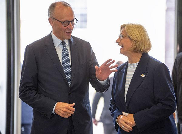 Merz bekennt sich zur deutschen Stahlindustrie - © Harald Tittel/dpa