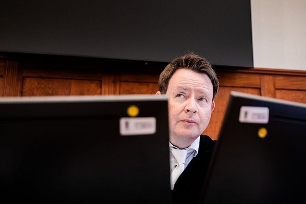 Richter Oelsner verkündete die Entscheidung. - © Christoph Soeder/dpa