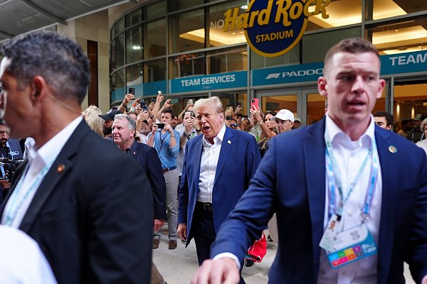 Donald Trump (M) hat es von seinem Anwesen in Florida nicht weit zur Strecke in Miami. - © Richard Dole/ZUMA Press Wire/dpa