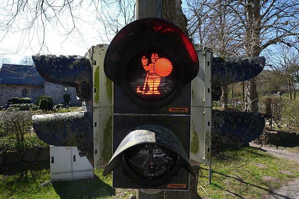 An der B76 bei Haithabu regeln nun Wikinger den Verkehr. - © Marcus Brandt/dpa