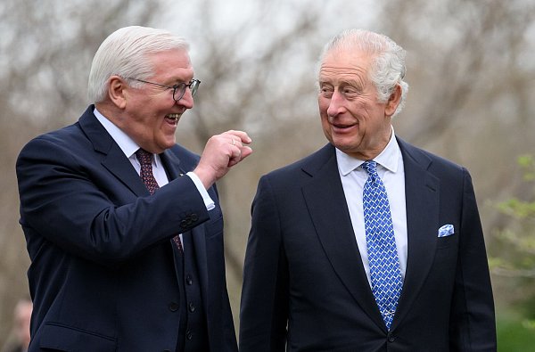 Gilt als herzlich - das Verhältnis von Bundespräsident Steinmeier und König Charles III. - © Bernd von Jutrczenka/dpa