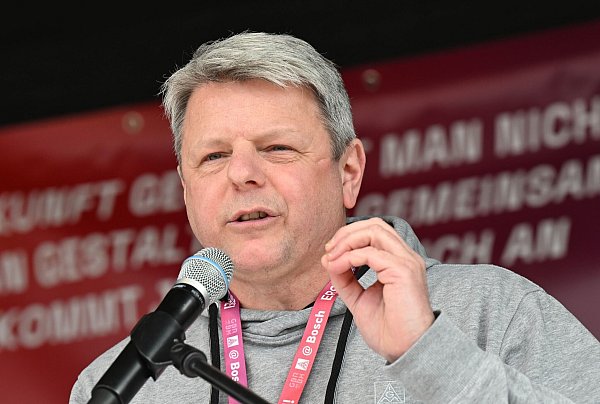 Der Betriebsratschef der Zuliefersparte, Frank Sell, kritisiert das Bosch-Management scharf. (Archivbild) - © Bernd Weißbrod/dpa